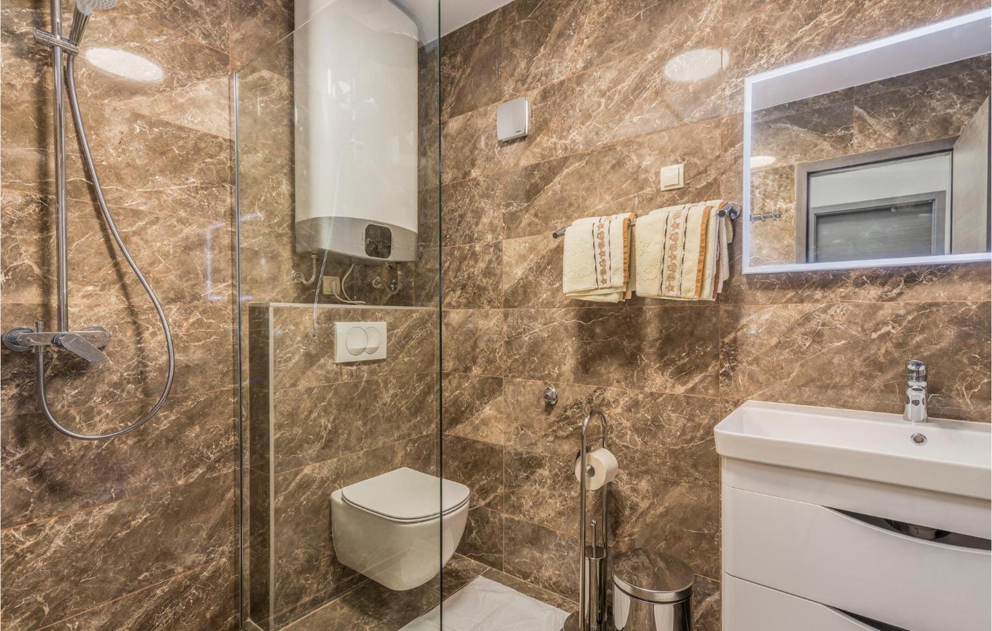 Nice apartment in Mali Losinj with 2 Bedrooms&WiFi Buitenkant foto